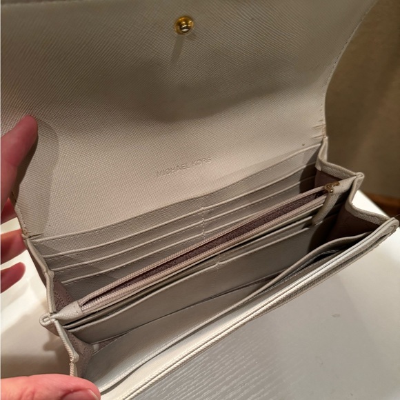 Michael Kors trifold wallet - Picture 2 of 4